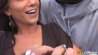 Carina Roman与黑人的激情邂逅,进行种族间肛交