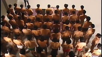 狂野的日本狂欢派对,大方地淋浴精液