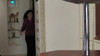 继子的朋友被妈妈舔了阴部