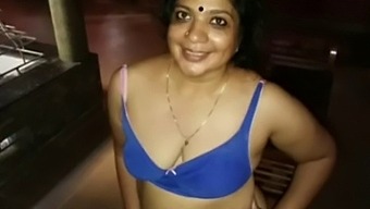 Desi Mallu Chechi在深喉高潮中