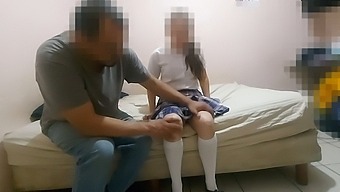 美丽的墨西哥少年与邻居合谋接受礼物,在家里与年轻的锡那罗亚学生做爱