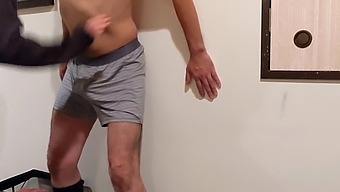 女人挑逗地打和打男人的阴茎,以获得嬉戏的快感!