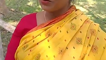 Indian Housewife Shari Bhabhi'S Intimate Encounter