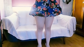 秘鲁熟女在自制视频中为她的偷窥大师脱衣