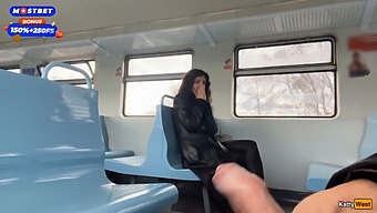 Egy Férfi, Aki Idegen, Segít Elélvezni Egy Nyilvános Vonaton, Majd Körbejárja A Vonatkocsikat, Miközben Az Arcán Geci Van – Egy Cumwalk.