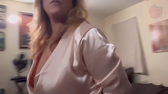 La Ragazza Di Papà Ha Ordinato Un Video Personalizzato Con La Matrigna.